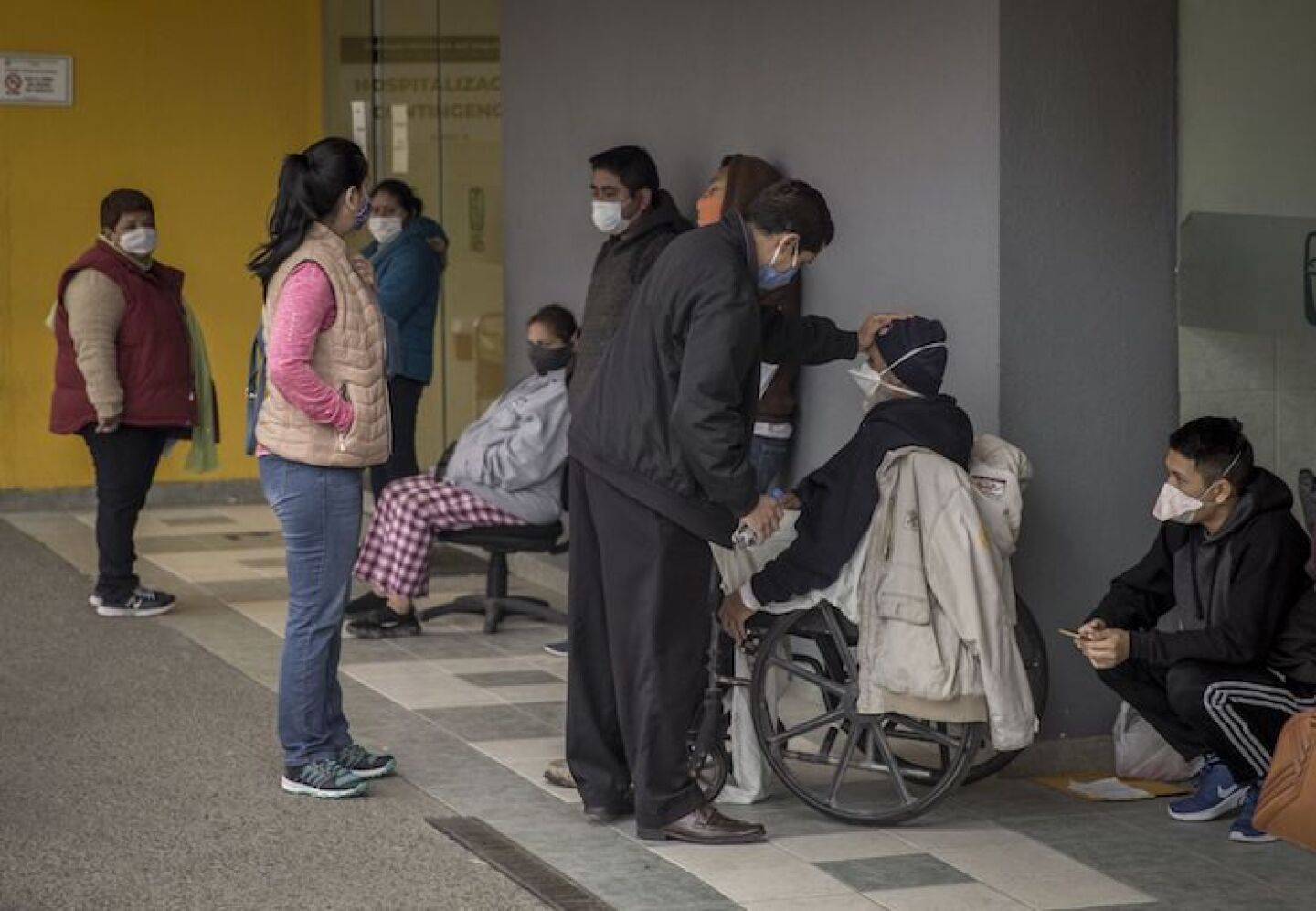 Un padre bendice a personas con síntomas de COVID-19 en clínica del IMSS en Tijuana. FOTO: OMAR MARTÍNEZ /CUARTOSCURO.COM