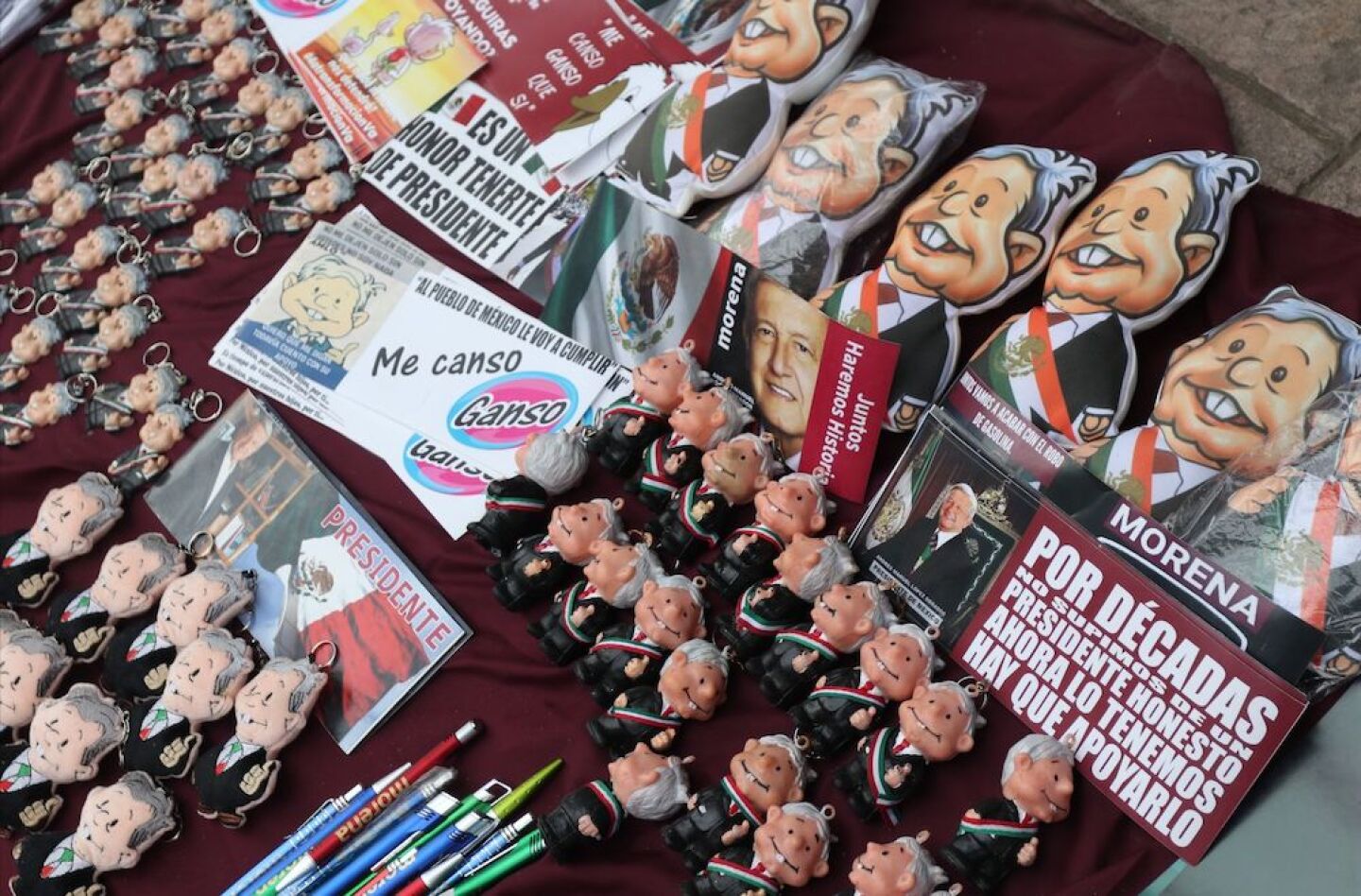 Miles de personas caminan por las calles principales del Centro Histórico con el fin de llegar al Zócalo Capitalino donde Andrés Manuel López Obrador, presidente de México encabezará evento "AMLO FEST".