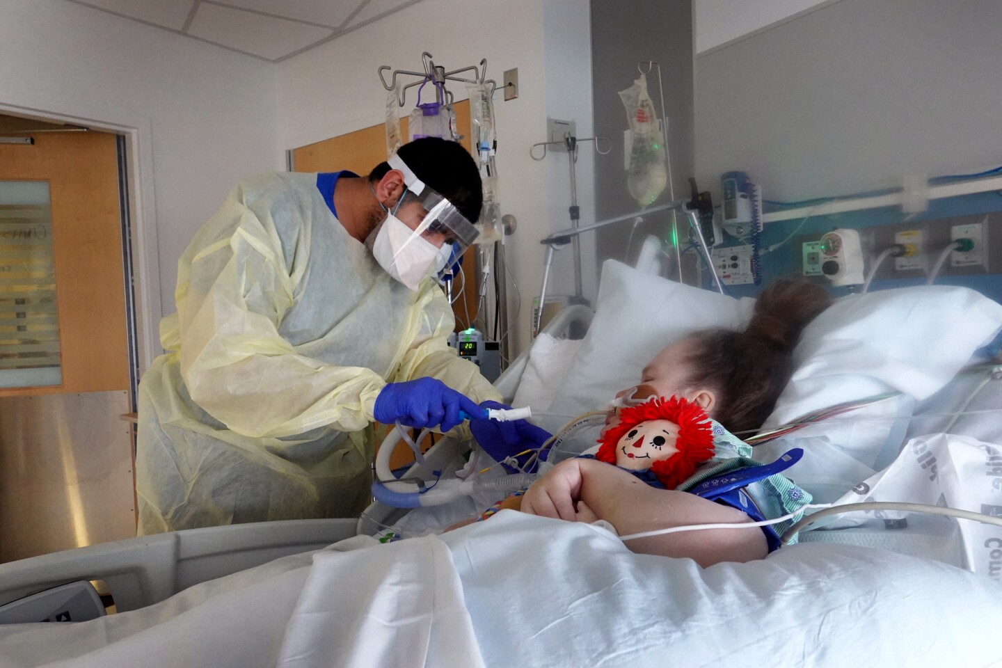 Respiratory Therapists Treat Covid-19 Patients At Chicago Hospital