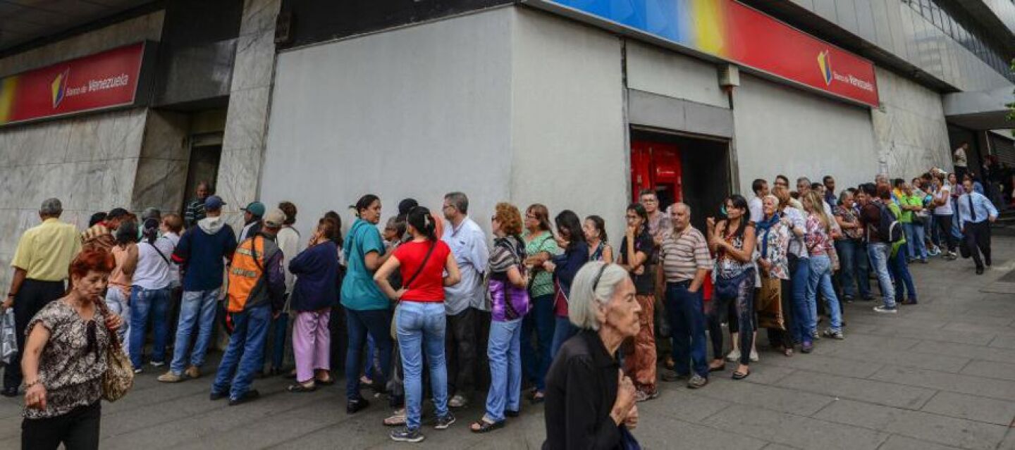 Venezolanos cambiando bolívares
