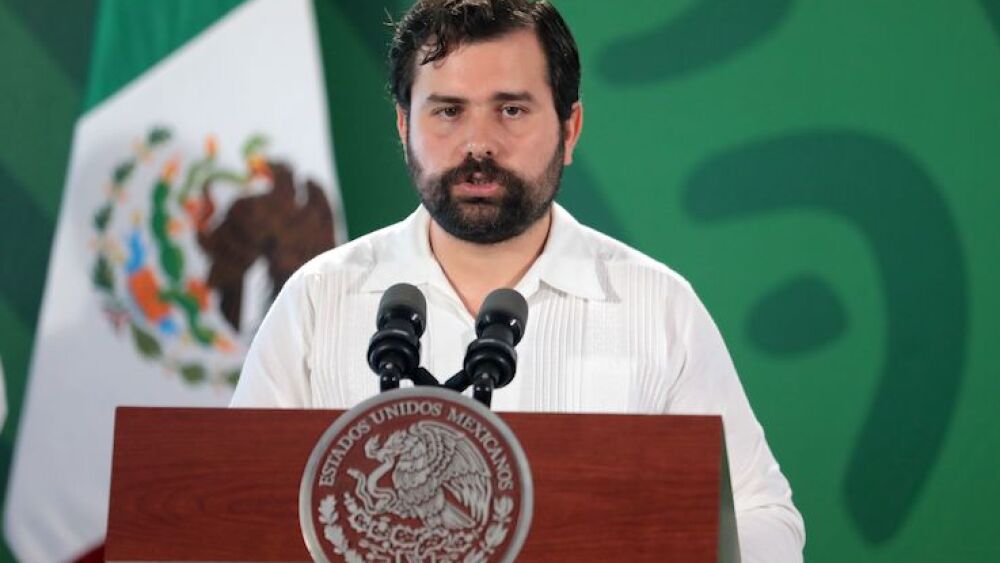 Alejandro Svarch Pérez, titular de la Comisión Federal para la Protección contra Riesgos Sanitarios (Cofepris), durante la mañanera en Colima.