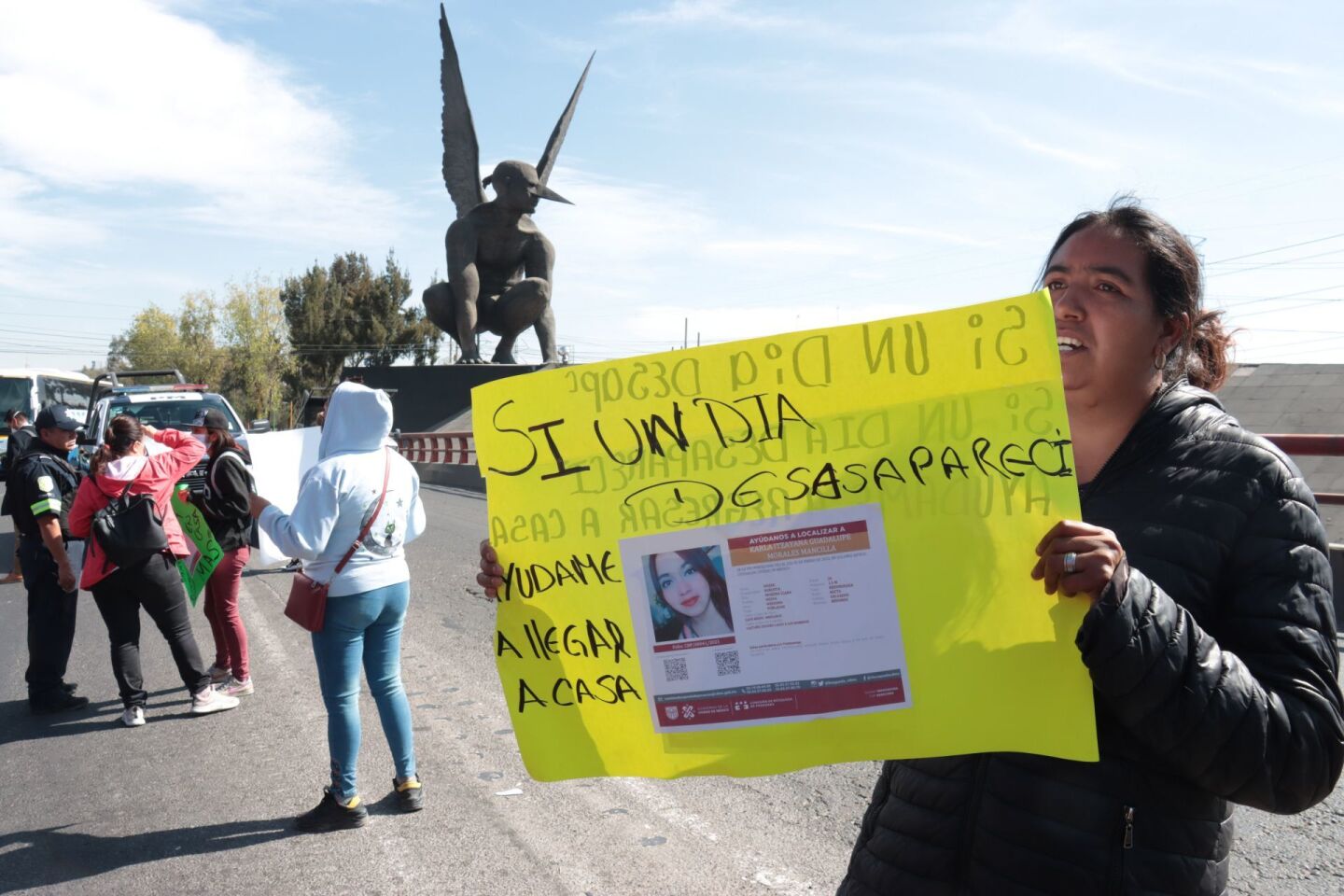 Familiares y amigos de Karla Itzayana Guadalupe Morales exigen autoridades su localización, los manifestantes bloquearon por horas la autopista México-Pachuca. Señalan que desapareció desde el de enero, cuando dijo que iba a Pachuca y ya no se supo nada de ella.