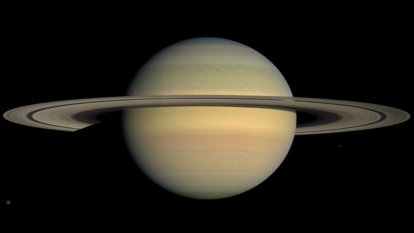 Saturno-equinoccio-sistema-solar-planeta