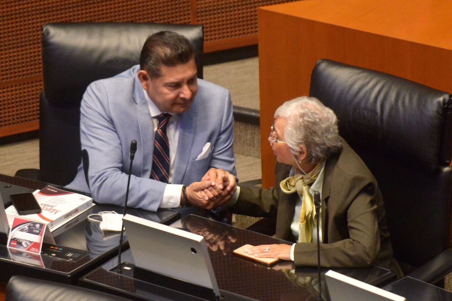 Alejandro Armenta, senador de Morena, platica con Olga Sánchez Cordero, presidenta de la mesa directiva de la Cámara de Senadores, durante la sesión de Instalación de la Comisión Permanente del Congreso de la Unión de la LXV Legislatura.