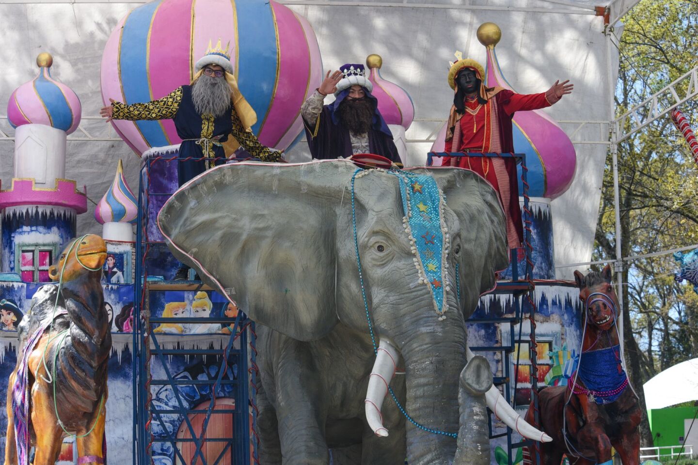 Durante estas fechas no puede faltar la tradicional foto familiar con Los Reyes Magos en el Parque Cuauhtémoc Alameda Central.