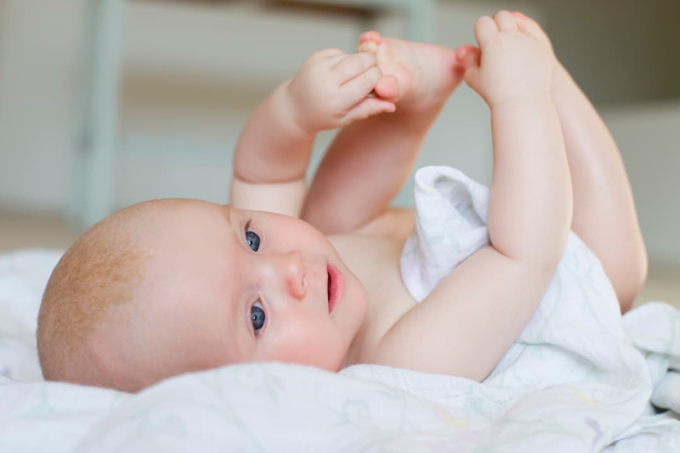 baby-girl-lying-on-back-2023-11-27-05-27-02-utc-3-1