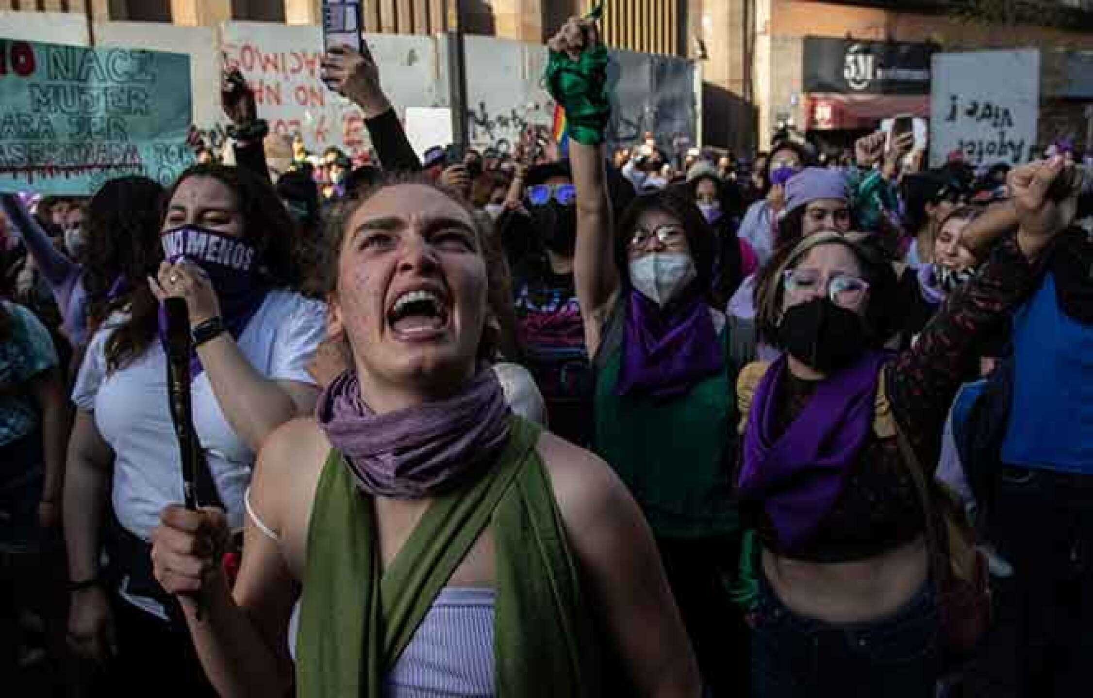 8m Color ¿Por qué usan pañuelos verdes y morados en la marcha del 8M ...