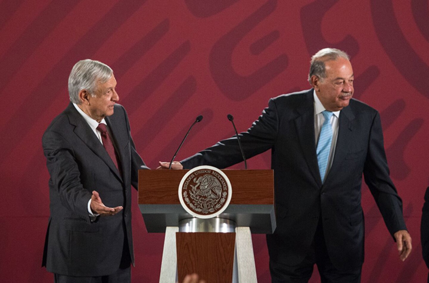 CIUDAD DE MÉXICO, 27AGOSTO2019.- Andrés Manuel López Obrador, presidente de México acompañado de Carlos Slim, durante la conferencia de prensa matutina en el Palacio Nacional para dar detalles sobre el acuerdo entre CFE y empresarios, donde se prete