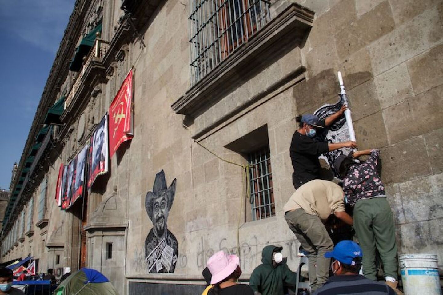 Por último con un par de días el Frente popular revolucionario comunista se mantiene frente a Palacio Nacional exigen hablar con el Presidente de la República sobre el desplazó de tierras, desempleo, entre otras peticiones.