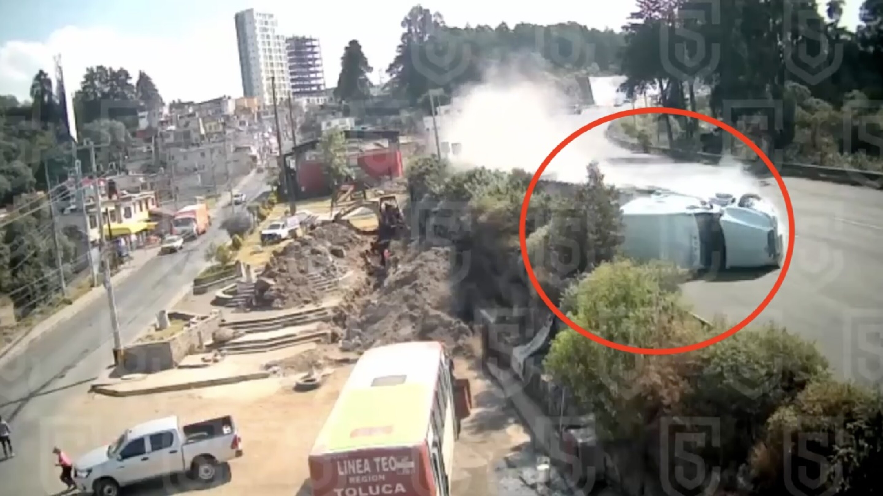 Accidente en la México-Toluca hoy: tráiler vuelca sobre Lerma; hay dos