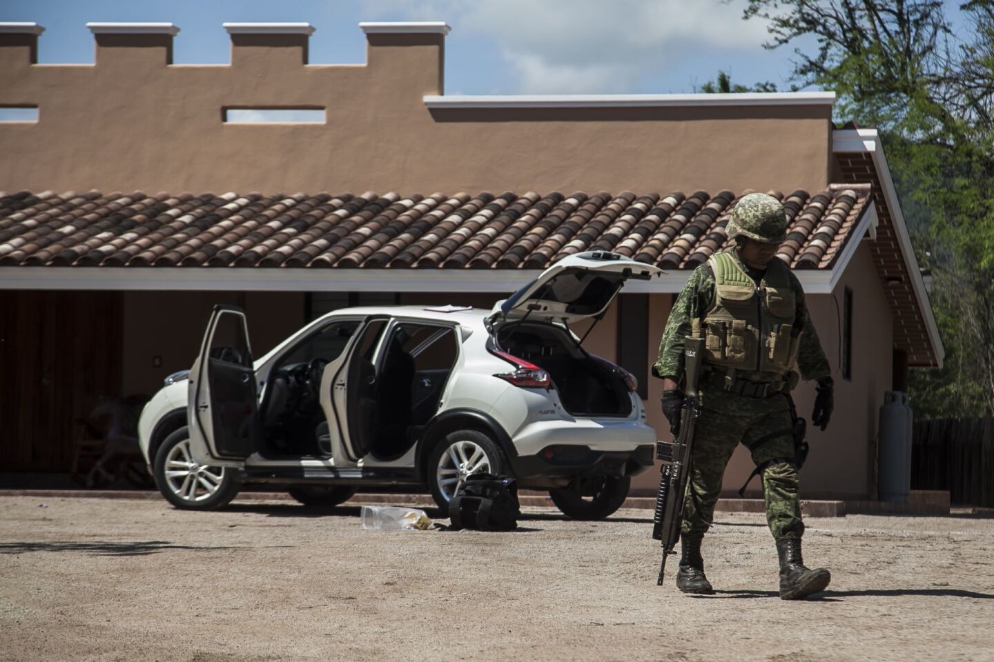 CULIACAN, SINALOA, 24AGOSTO2017.- En el poblado Los Ayales perteneciente a la sindicatura de Jesus María, elementos de la Procuraduría General de la República realizaron un cateo en un rancho asegurado durante un operativo militar donde presuntamente fueron localizados objetos ilegales.  Pobladores y vecinos se manifestaron para mostrar su inconformidad ante los abusos de las autoridades. Un joven menciono ante los medios haber sido golpeado en diferentes partes del cuerpo así como amarrado de las manos durante el operativo militar el lunes pasado.FOTO: RASHIDE FRIAS /CUARTOSCURO