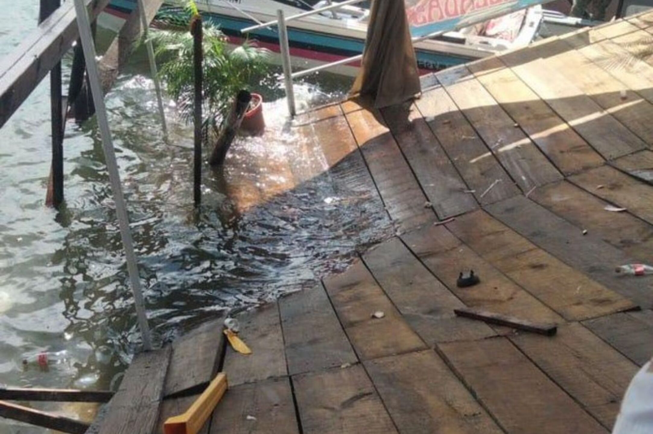 colapsa-muelle-en-restaurante-de-lago-tequesquitengo-durante-espectaculo-30-personas-cayeron-al-agua