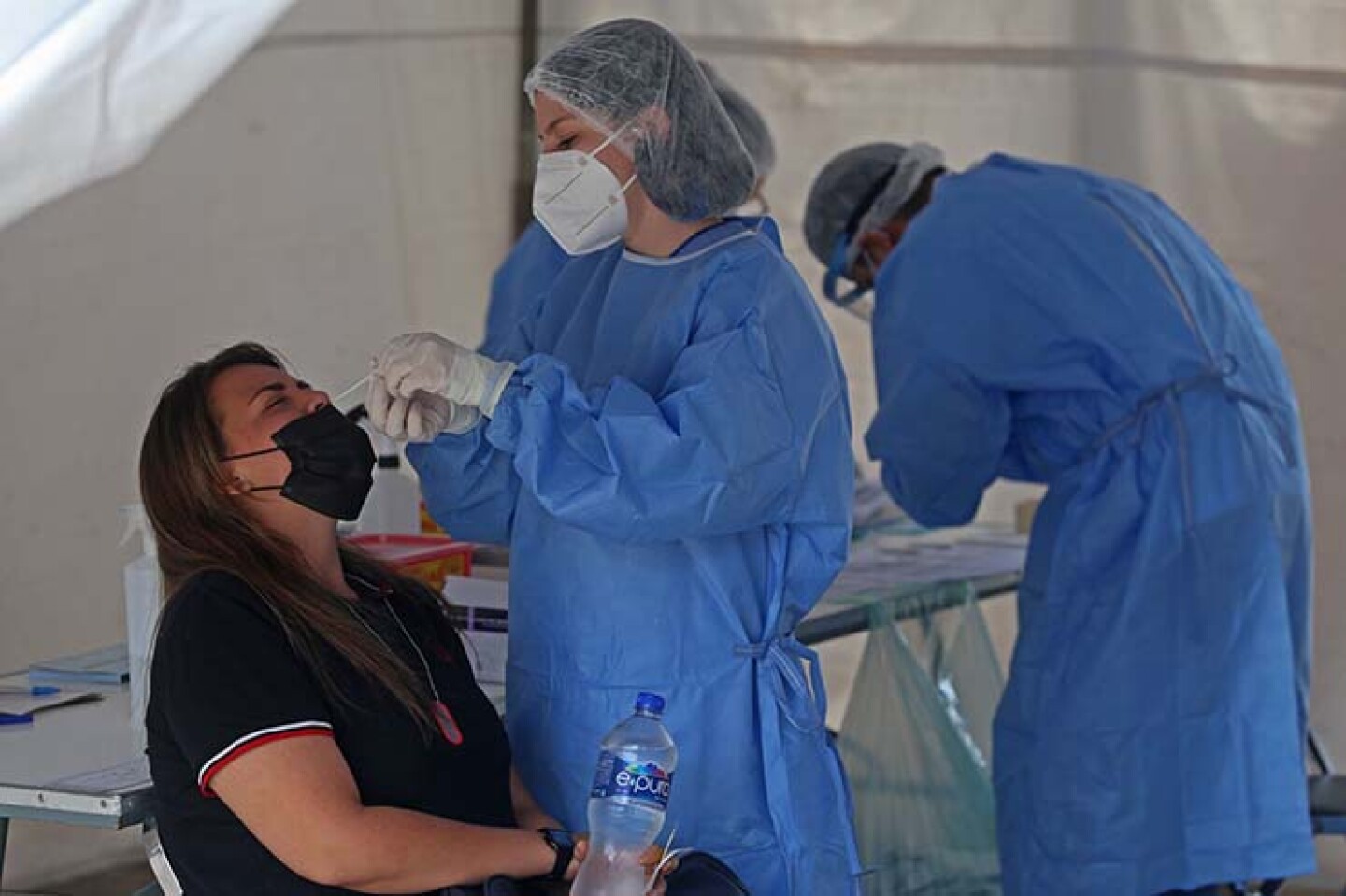 Una enfermera de la Secretaria de Salud Jalisco, realiza la prueba de Covid-19 a una mujer que acudió al modulo de pruebas gratuitas en el centro de Tlaquepaque.
