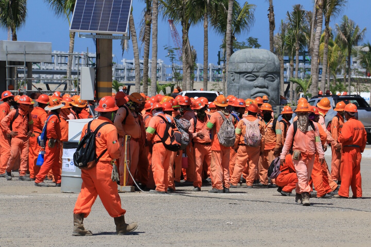 Empleados de refinería mexicana de Dos Bocas van a huelga para pedir salarios