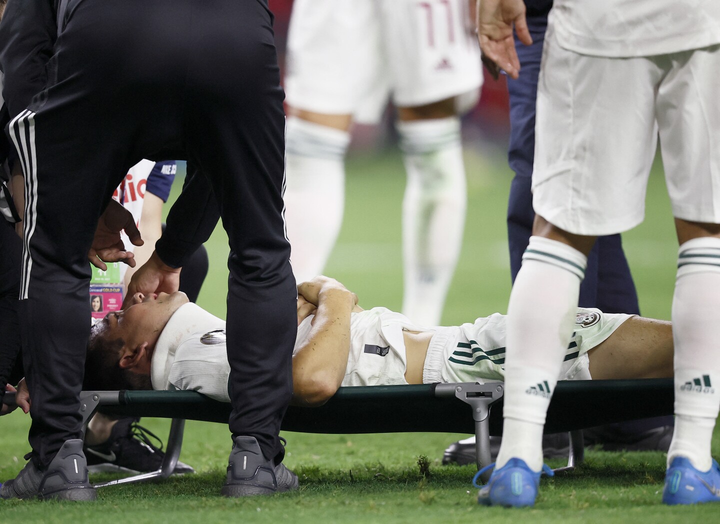 Reportan estado de salud de Chucky Lozano tras fuerte golpe