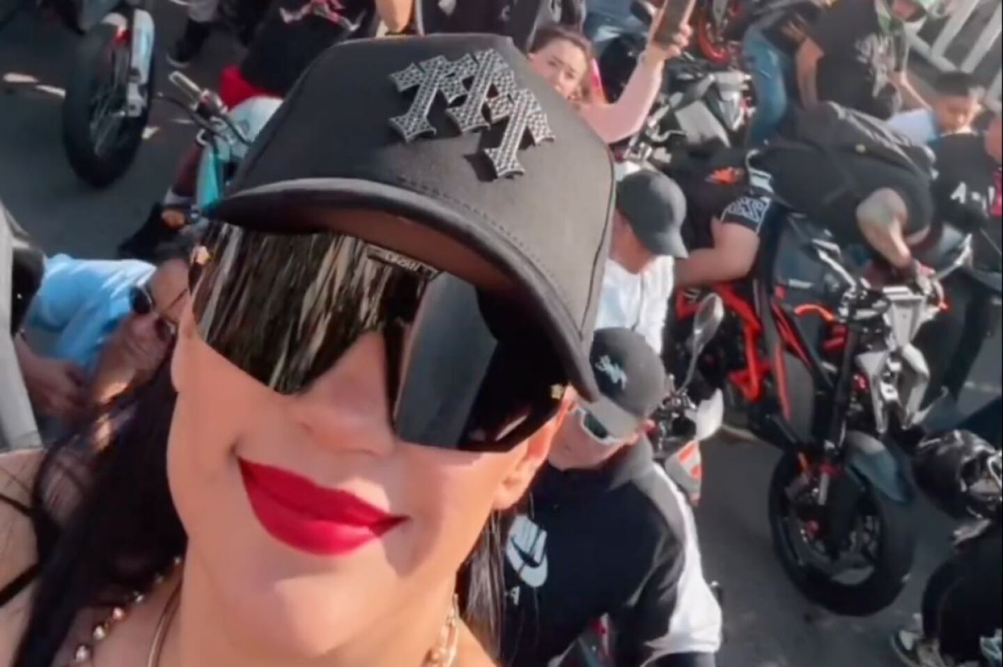 yo-nunca-dejo-sola-a-mi-gente-sandra-cuevas-promete-pagar-multas-de-motociclistas-remitidos-en-su-rodada-en-cdmx