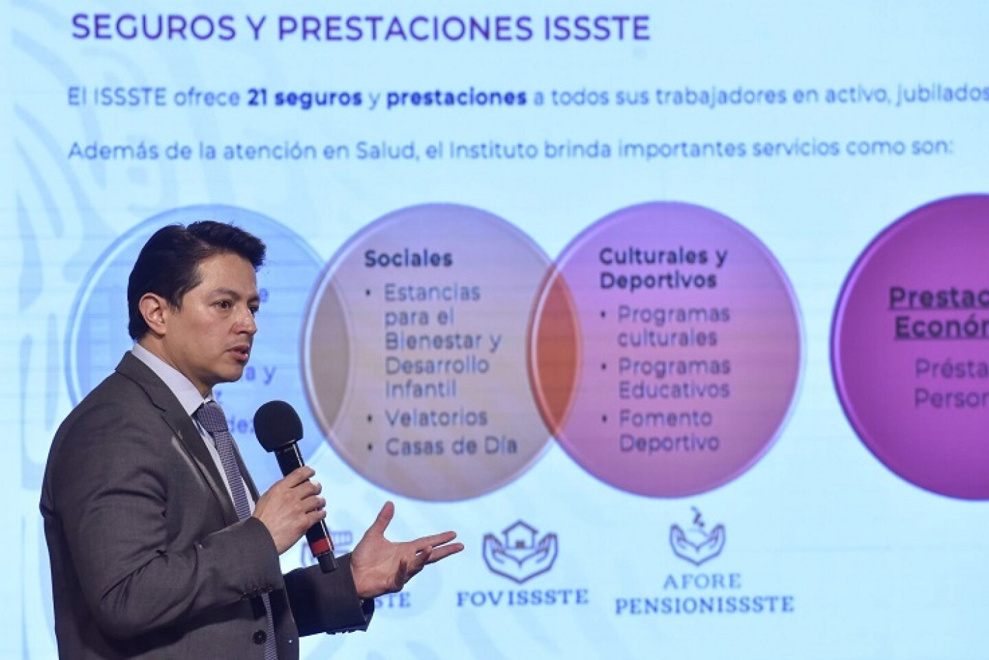 Edgar Díaz Garcilazo, Normativo de Prestaciones Económicas del ISSSTE, durante conferencia de prensa en la que se brindaron detalles sobre los microcréditos que el gobierno federal  ha puesto en disposición durante la emergencia sanitaria por coronavirus (covid-19).