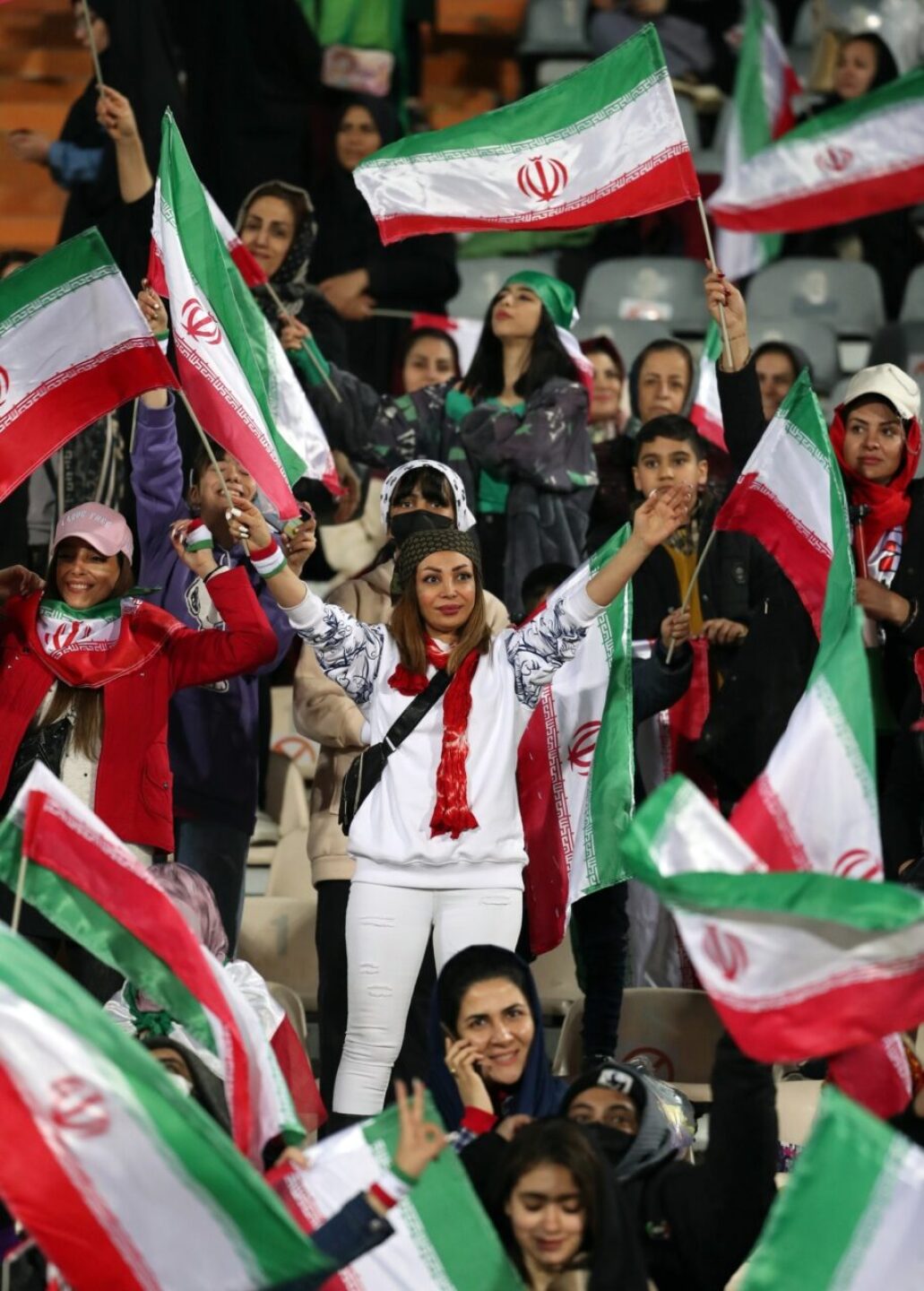 mujeres-iran-partido-de-futbol-916x1280
