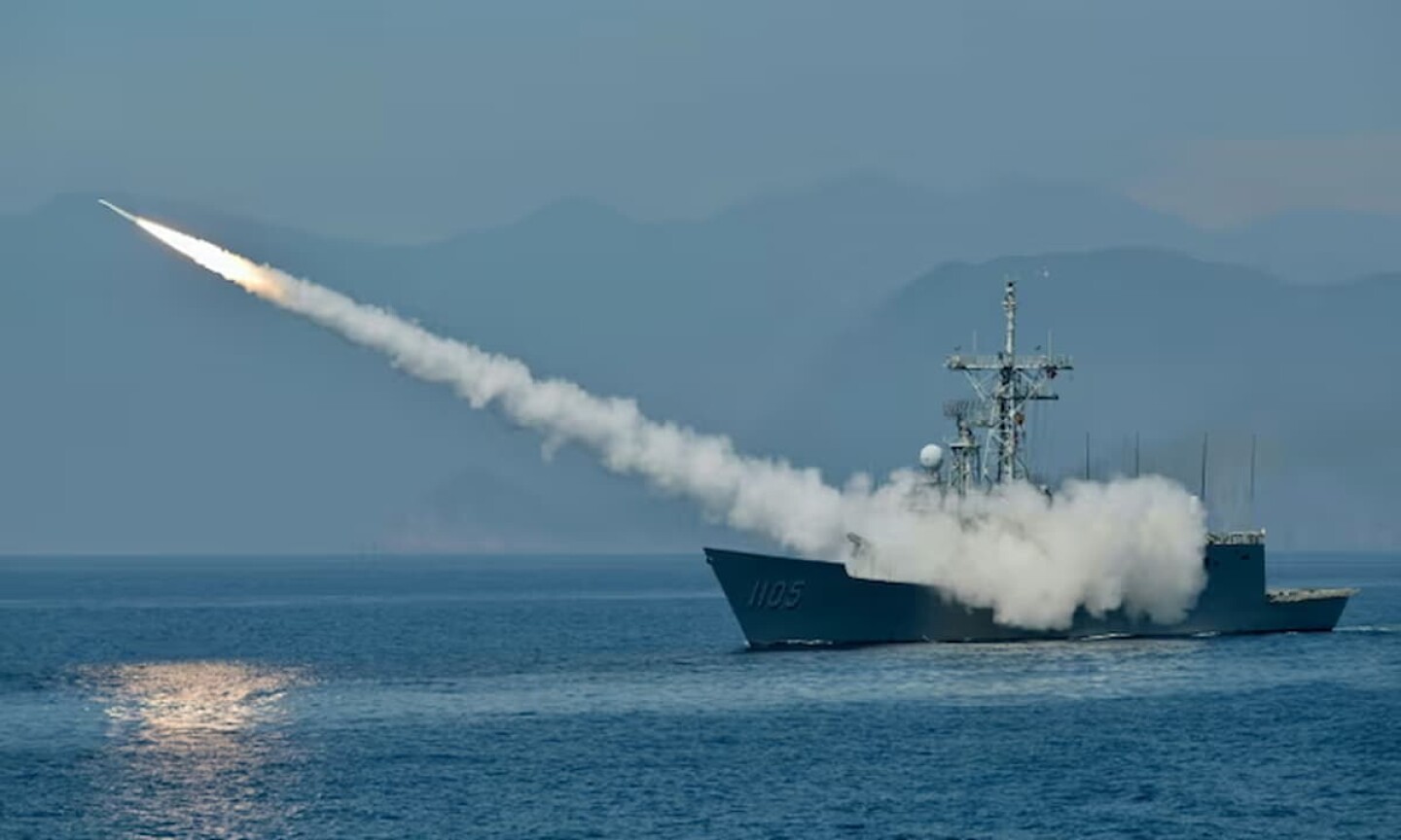 Una fragata de la armada taiwanesa lanza un misil de fabricación estadounidense durante un simulacro en 2022. Foto: AFP/Getty Images