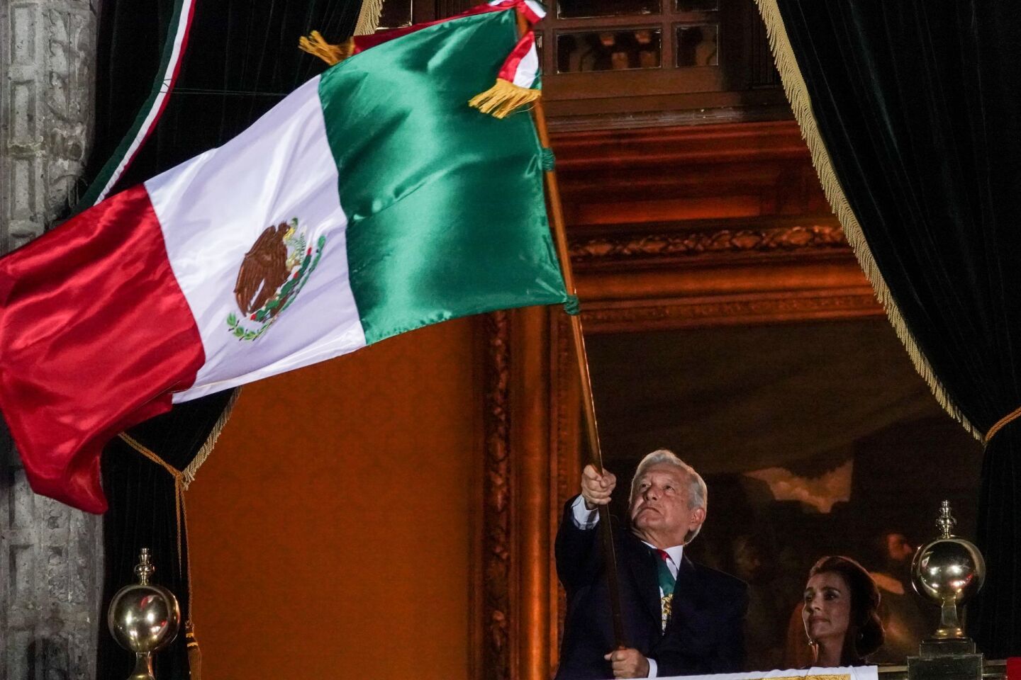 Andrés Manuel López Obrador y Beatríz Gutiérrez Müller durante el grito de Independencia del 211 aniversario del inicio de la Independencia de México.