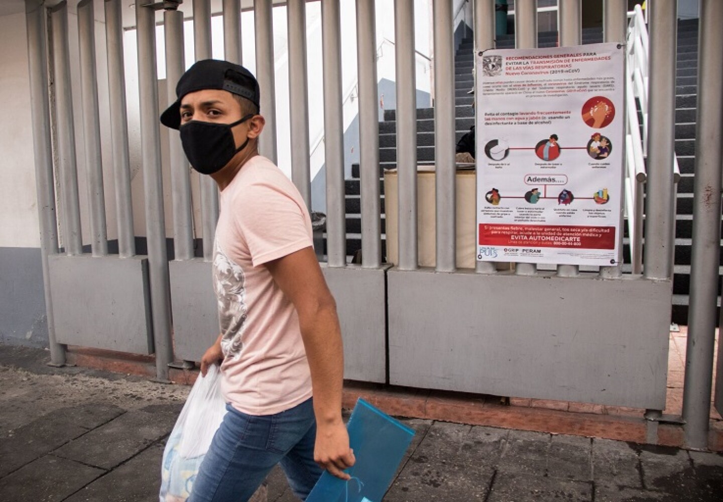 Gente en las afueras del Hospital Gregorio Salas