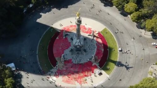 tejido rojo en Ángel de la Independencia por personas desaparecidas