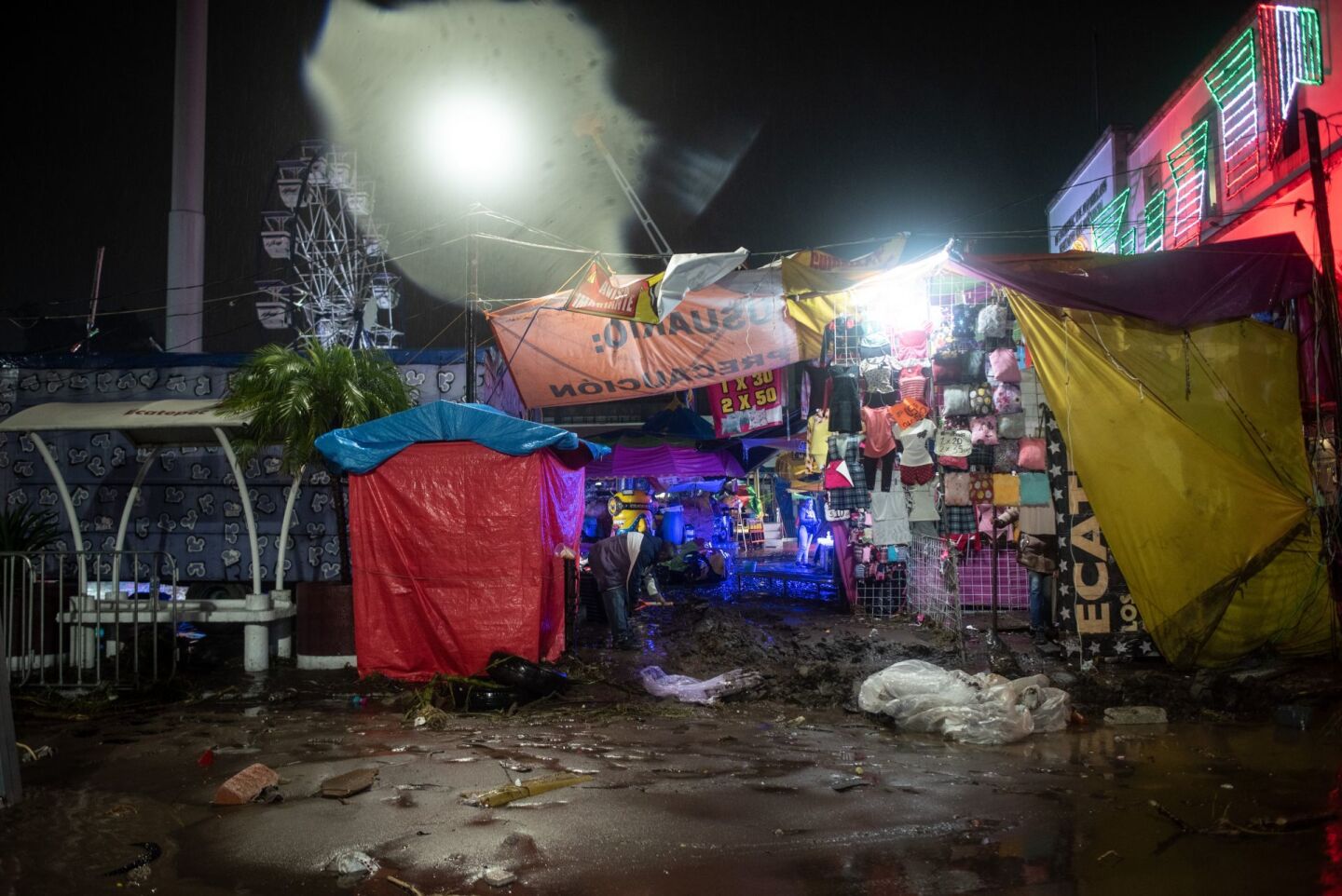 Dos muertos, vehículos arrastrados y varados a la deriva, animales ahogados, así como viviendas y locales comerciales inundados, fueron algunos de los estragos que ocasionaron las fuertes lluvias de la tarde de ayer en el municipio de Ecatepec.