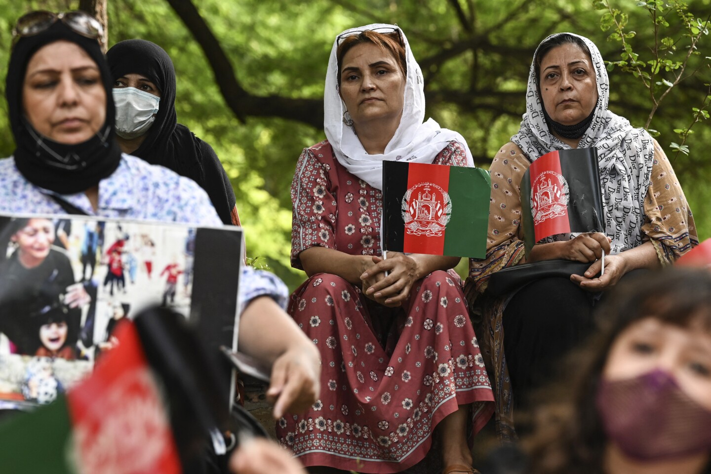 Generan indignación las restricciones al trabajo de las mujeres en Afganistán