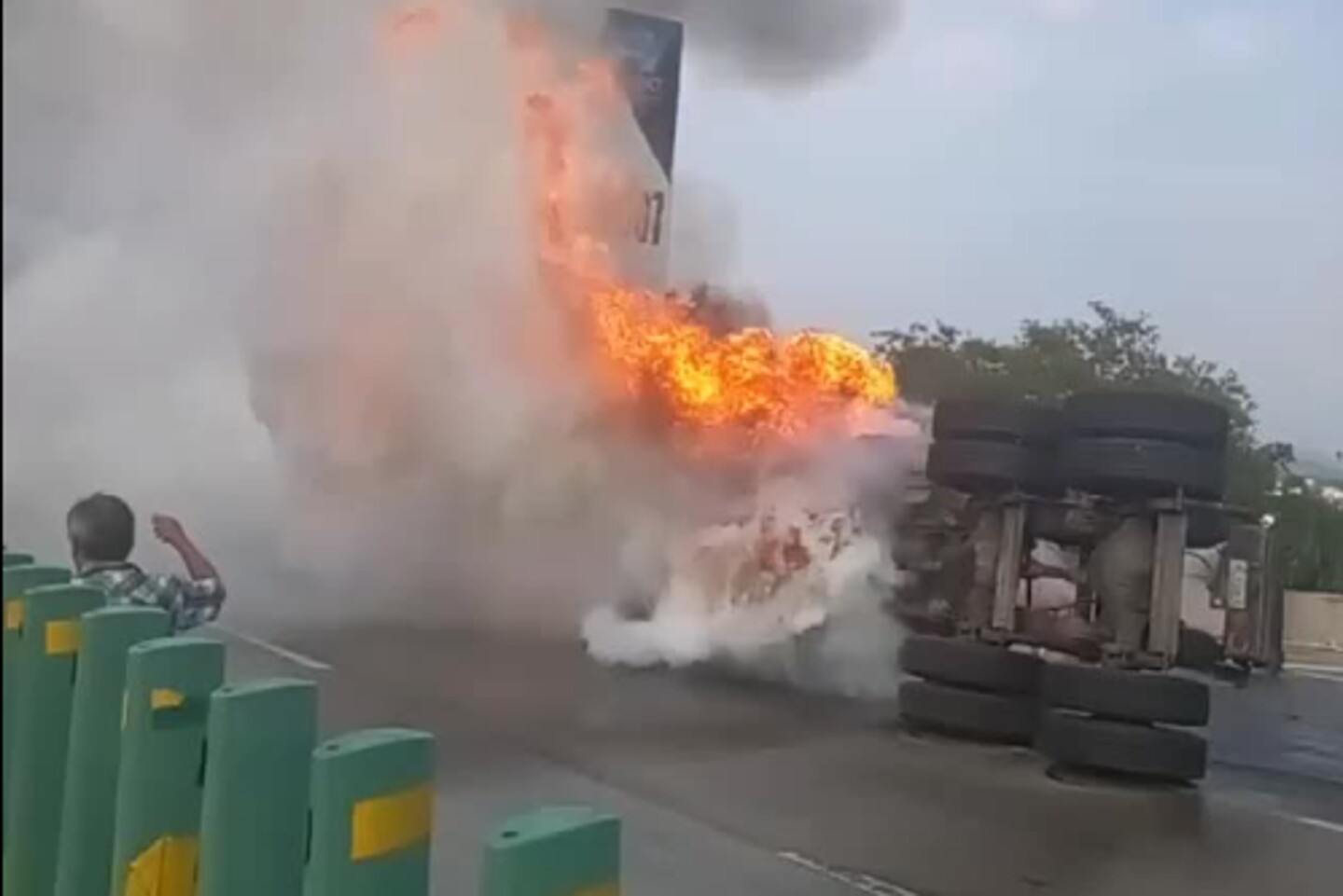 accidente-en-el-paso-expres-cierran-por-incendio-de-camion-con-cerdos-2