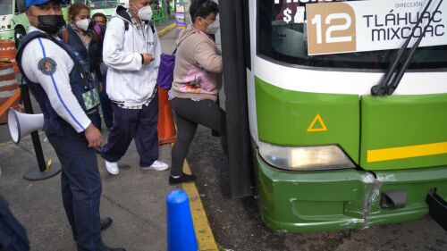 Usuarios de la línea 12 del Sistema de Transporte Colectivo Metro utilizan las unidades de RTP emergente que abarca de Mixcoac a Tlahuac con un costo de 5 pesos, ésto derivado de la suspensión del servicio por el desplome de una trabe del metro suscitada el pasado 3 mayo.