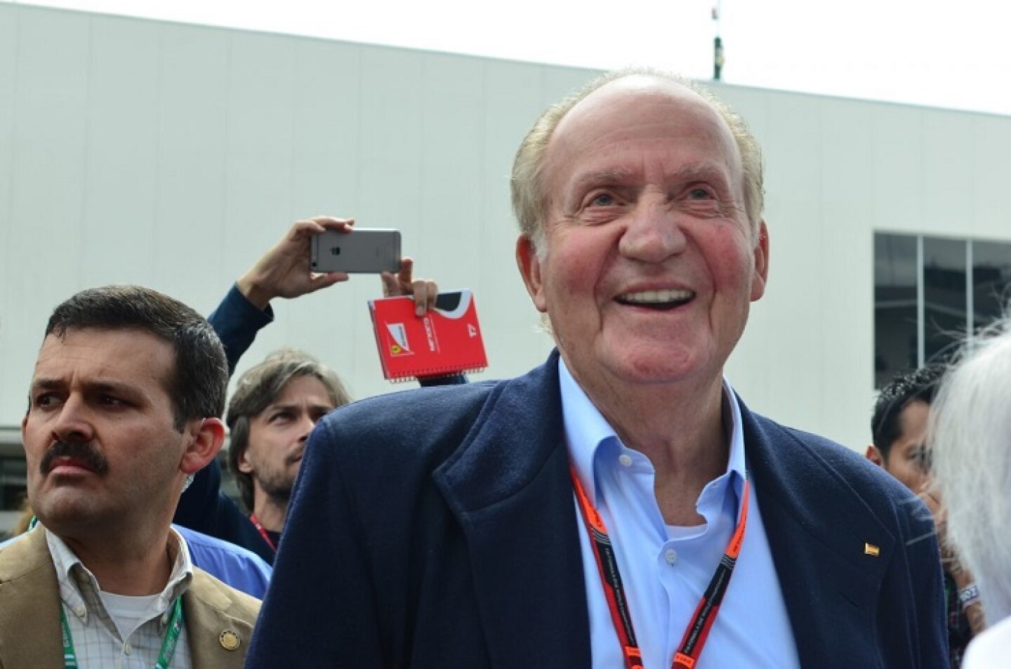 MÉXICO, D.F., 30OCTUBRE2015.- El rey emérito Juan Carlos I de España recorrió las instalaciones del Autódromo Hermanos Rodríguez, donde se llevan a cabo las prácticas de la Formula 1.FOTO: MARÍA JOSÉ MARTÍNEZ /CUARTOSCURO.COM