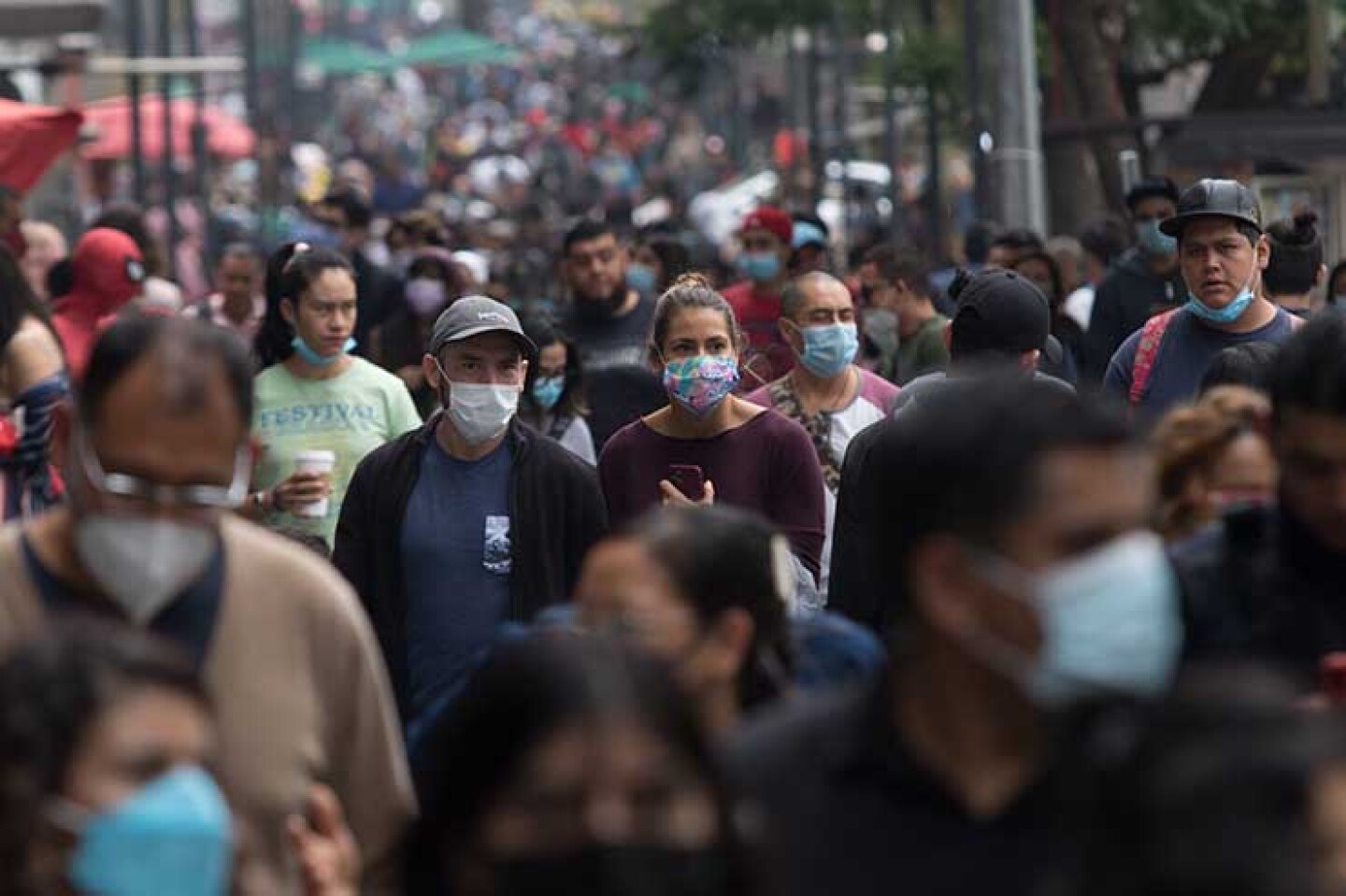 Intensa movilidad de personas se registró en el primer cuadro de la ciudad. La capital vivió su primer fin de semana en semáforo verde de la alerta epidemiológica de la pandemia de Covid-19.