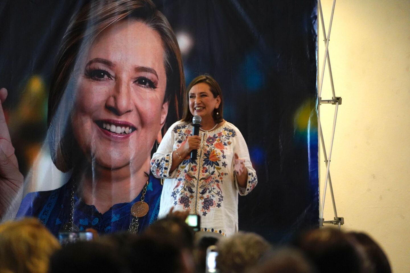 Conferencia de Xóchitl Gálvez durante su visita a Xalapa, Veracruz.