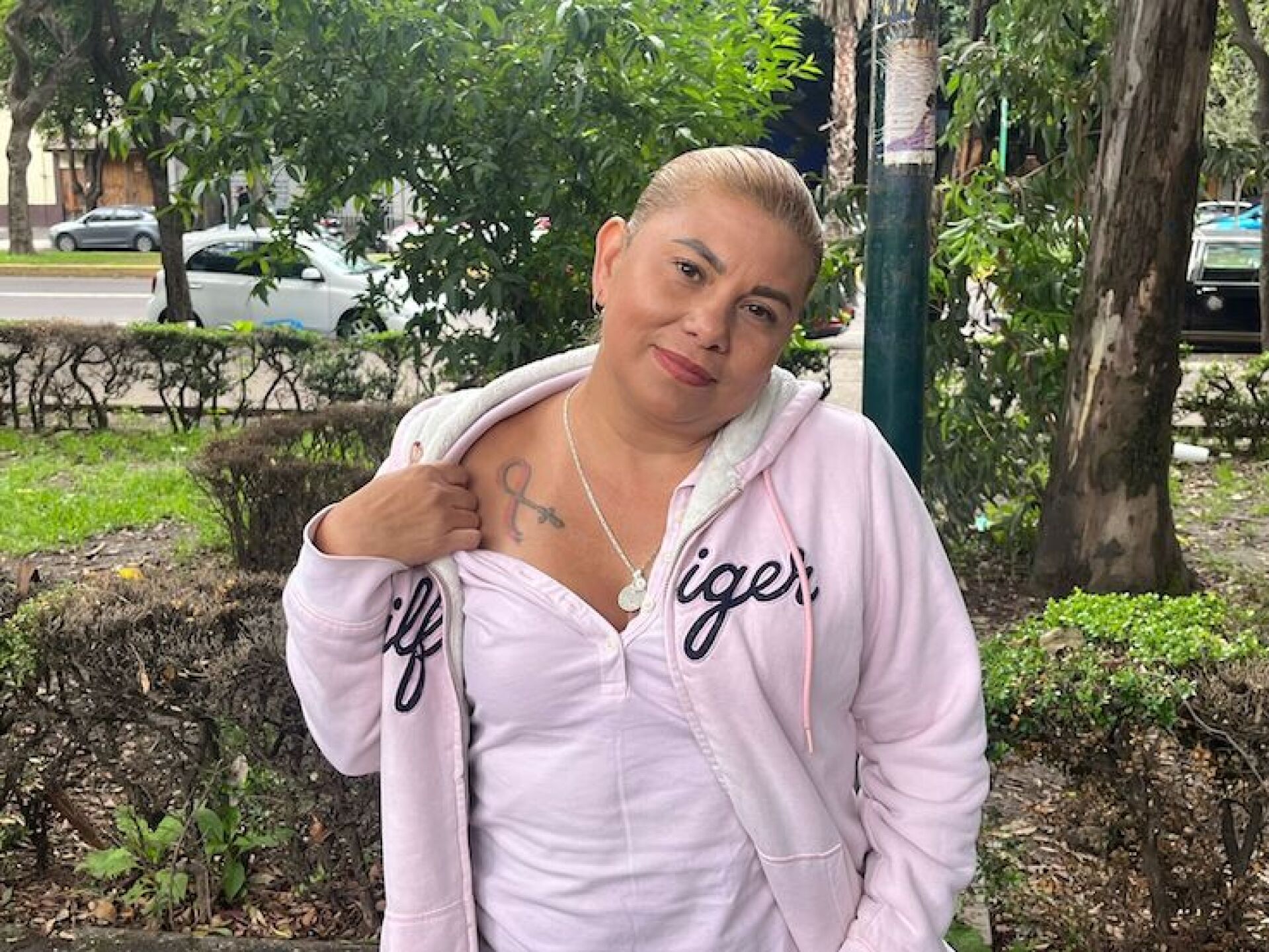 Guadalupe Reyes presume su tatuaje con el que crea conciencia sobre la lucha contra el cáncer de mama.