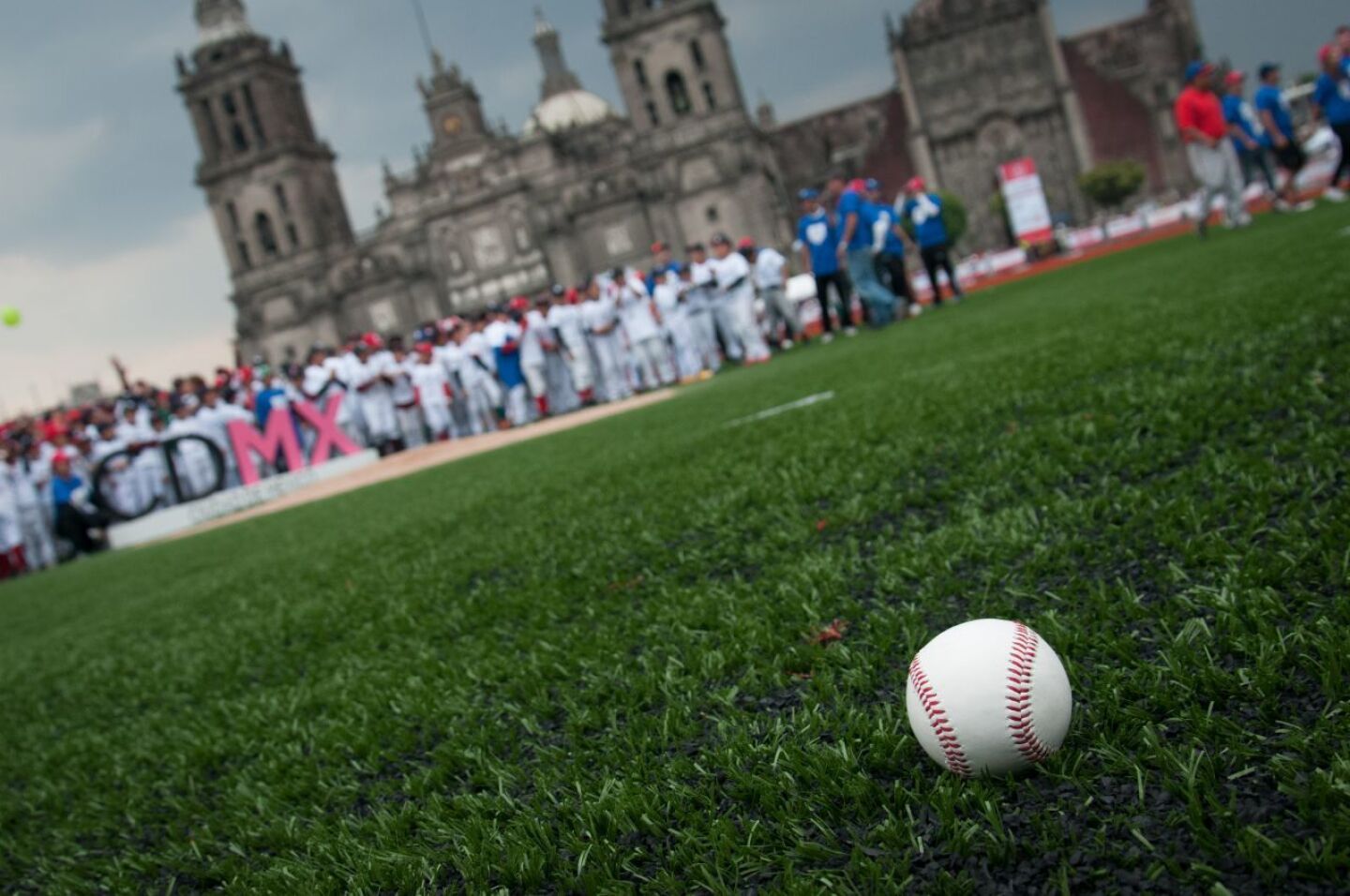 MÉXICO, D.F., 12JUNIO2015.- Sobre la plancha del zócalo capitalino fue inaugurado el "Home Run Derby" para que niños de diferentes ligas de beisbol infantiles compitan en el diamante, esto con motivo de los 90 años de la Liga Mexicana de Beisbol. El festival termina hasta el 14 de junio y habrá exhibiciones, jaulas de bateo y máquinas de pitcheo para las personas que visiten el evento.FOTO: DIEGO SIMÓN SÁNCHEZ /CUARTOSCURO.COM