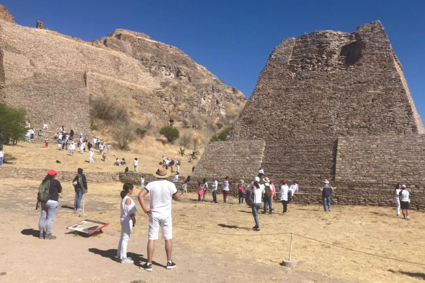 Turistas visitan zonas arqueológicas