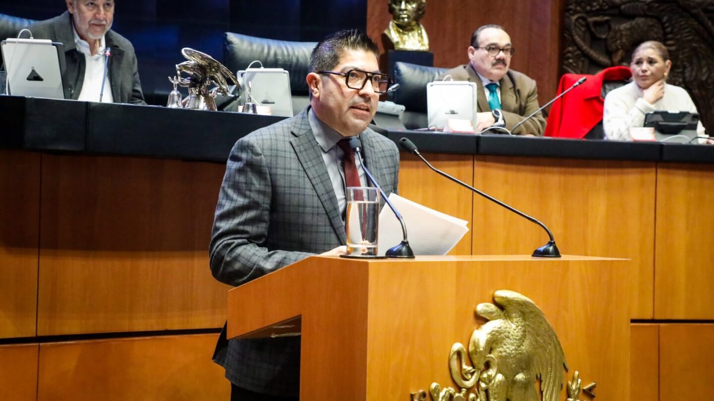 Armando_Ayala_senado_table_dance