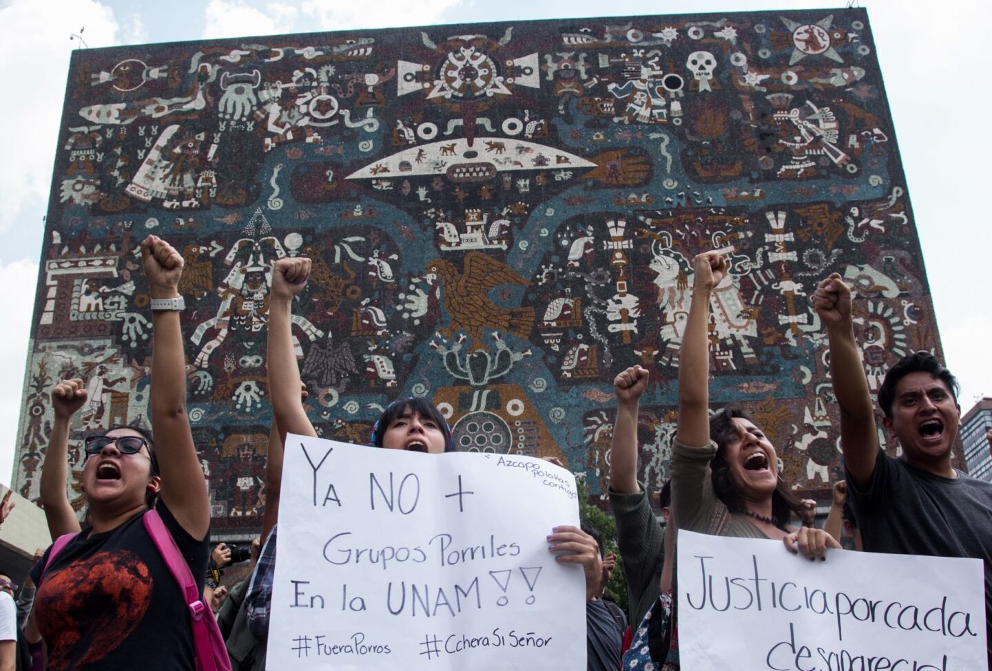 CIUDAD DE MÉXICO, 04SEPTIEMBRE2018.- Estudiantes de la Facultad de Ciencias Políticas y Sociales (FCPyS), Economía, Filosofía, y del Centro de Estudios Cinematográficos (CUEC) de la Universidad Nacional Autónoma de México (UNAM) realizaron una marcha hacia Rectoría, tras darse a conocer que el rector Enrique Grace Wiechers daría un comunicado a las 15 horas, sin embargo este fue cancelado. Por ello, los estudiantes se manifestaron al grito de ¡GOYA! y ¡Fuera porros de la UNAM!. De igual modo, las facultades de Arquitectura, Ingeniería, Economía, Ciencias y la ENALLT y el Centro de Estudios Cinematográficos (CUEC), así como las preparatorias 6, 2 y 5, junto con los CCH Naucalpan y Sur se sumaron el día de hoy al paro de 48 horas, y algunos de 72. Esto en solidaridad con los compañeros del CCH Azcapotzalco agredidos, el día de ayer, frente a la rectoría de la universidad.El día de mañana se convoco a una marcha a las 13 horas de la FCPyS a rectoría. FOTO: GALO CAÑAS /CUARTOSCURO.COM