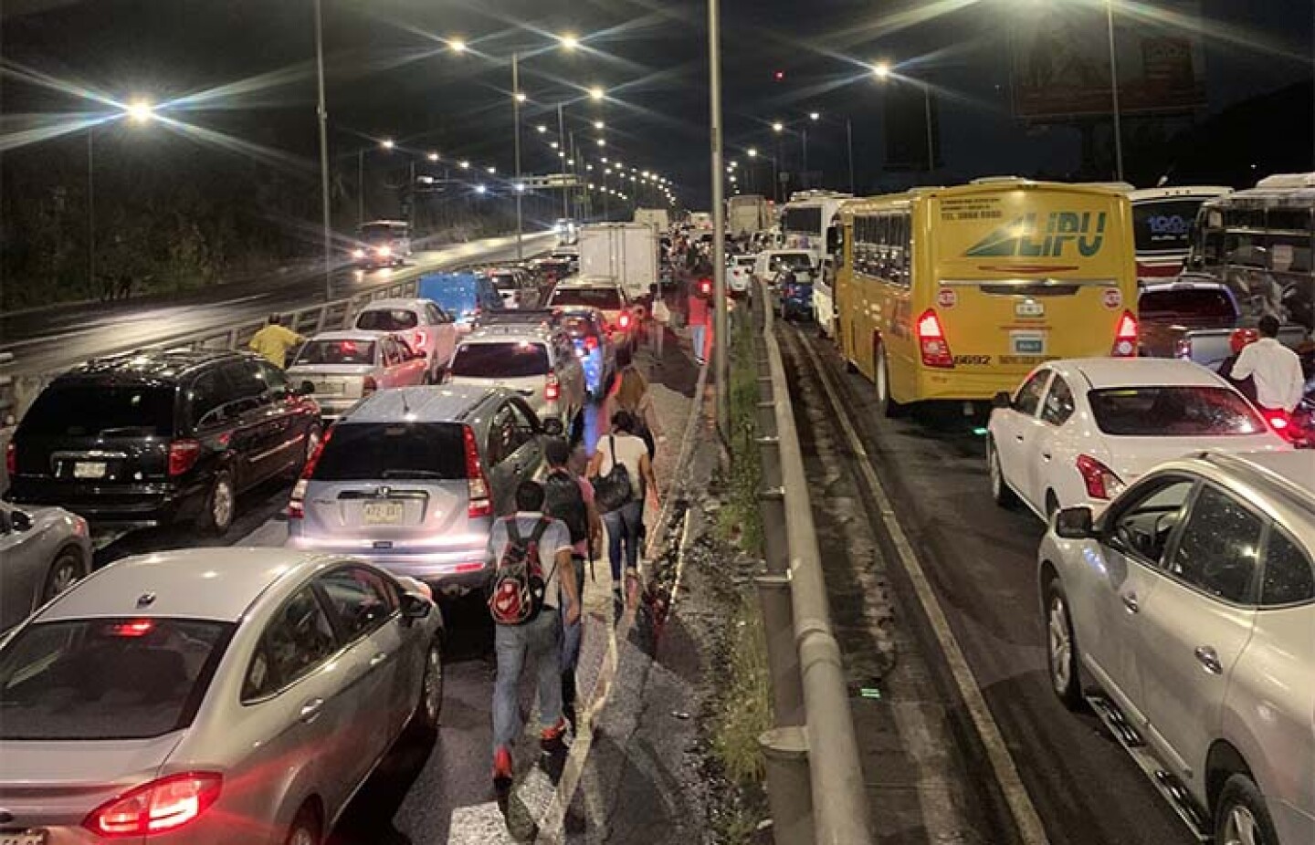 Gaseros mantienen bloqueo de en la autopista México-Pachuca