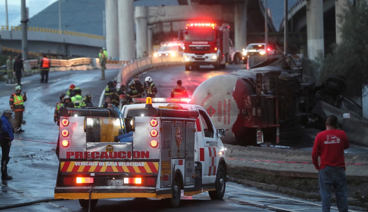Al menos ocho muertos por la explosiÛn de camiÛn de gas en Ciudad de MÈxico
