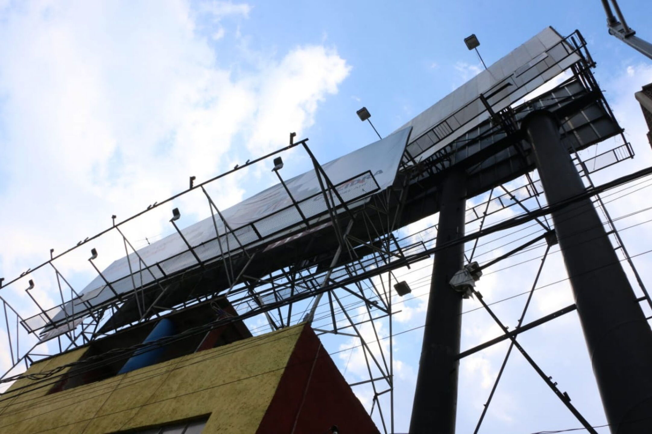 espectaculares CIUDAD DE MÉXICO, 31MARZO2019.- El gobierno de la ciudad de México, retirará más de mil anuncios espectaculares que hay en las azoteas de las casas y edificios, así lo anunció Ileana Villalobos, Secretaria de Desarrollo Urbano y Vivienda, argumentando que es un tema de protección civil más que de paisaje urbano. FOTO: ROGELIO MORALES /CUARTOSCURO.COM