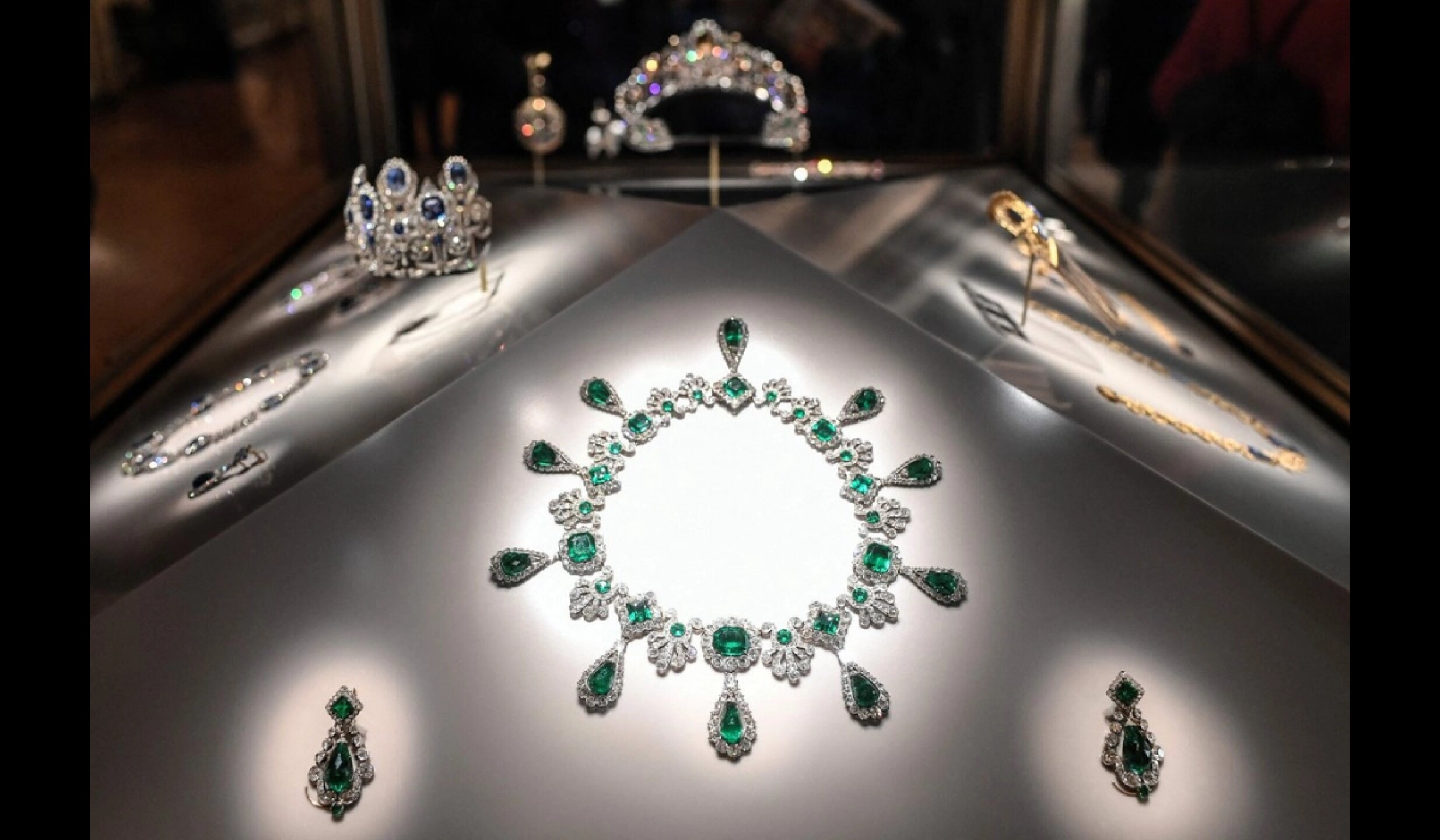 joyas robadas en louvre(1).jpg