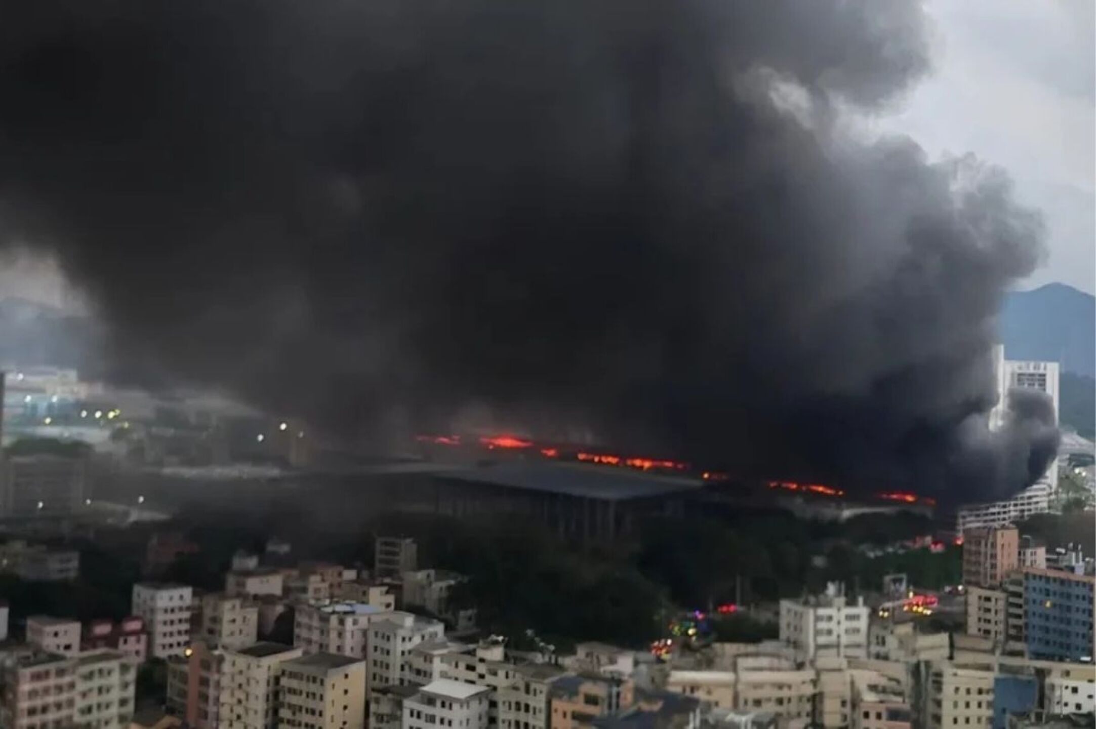 Incendio en planta de BYD en Shenzhen, China genera alarma y activa operativo de emergencia