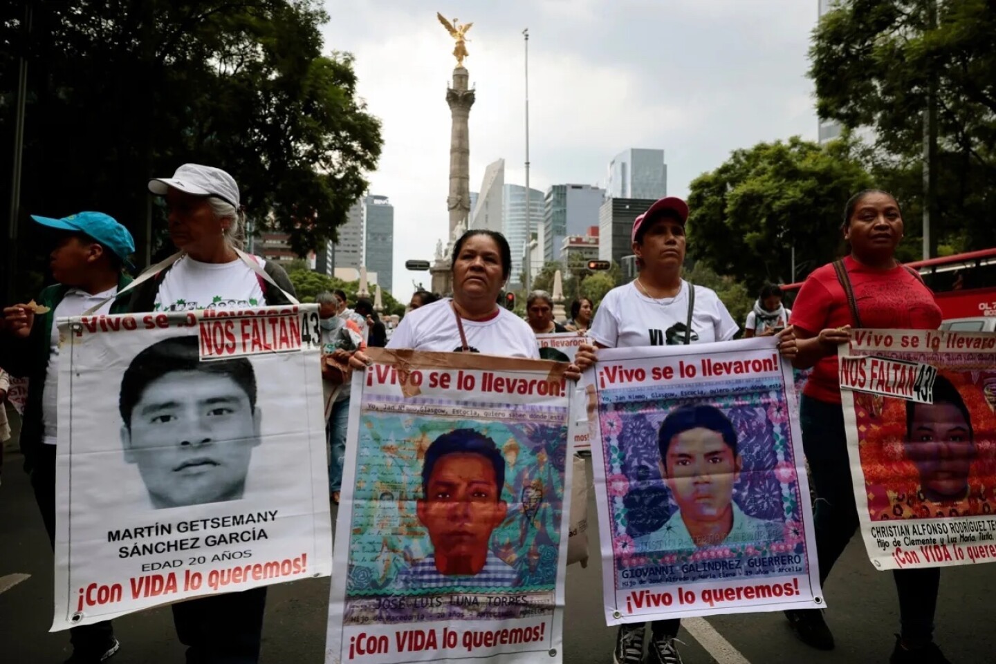 ayotzinapa-amlo-familiares-ejercito