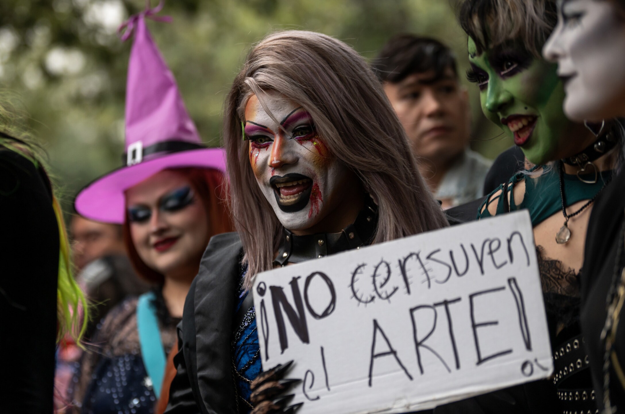 drag-queens-se-manifiestan-en-la-fil-de-monterrey