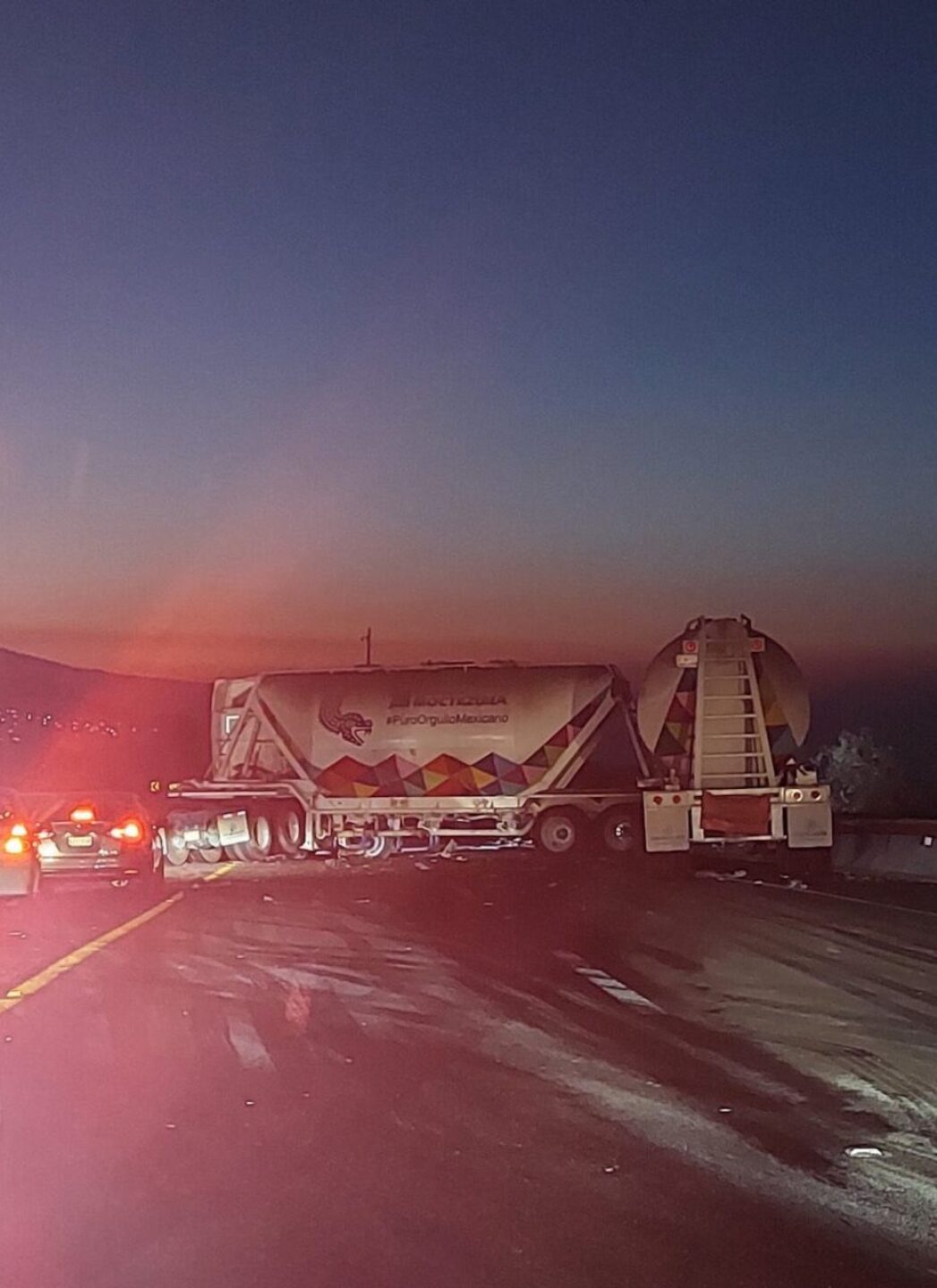 accidente-mexico-cuernavaca-hoy-trailer-choca-en-la-pera-931x1280