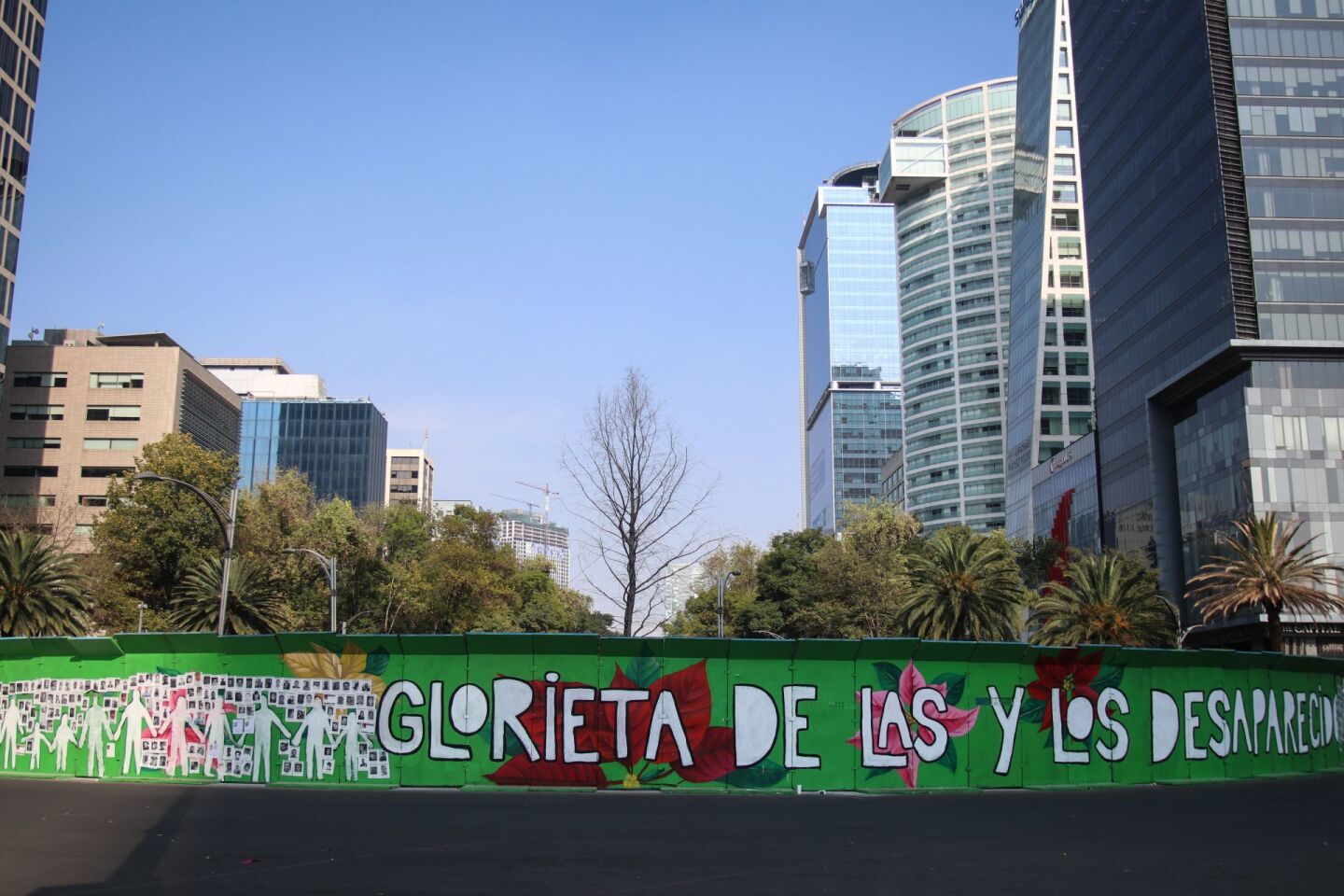 Desde temprana hora el colectivo de Glorieta de los desparecidos intervinieron las vallas que resguardan el Ahuehuete en la glorieta ubicada en reforma, pintaron de nuevo el autonombramiento que habían dado anteriormente como La glorieta de los desaparecidos también colocaron fichas de búsqueda.