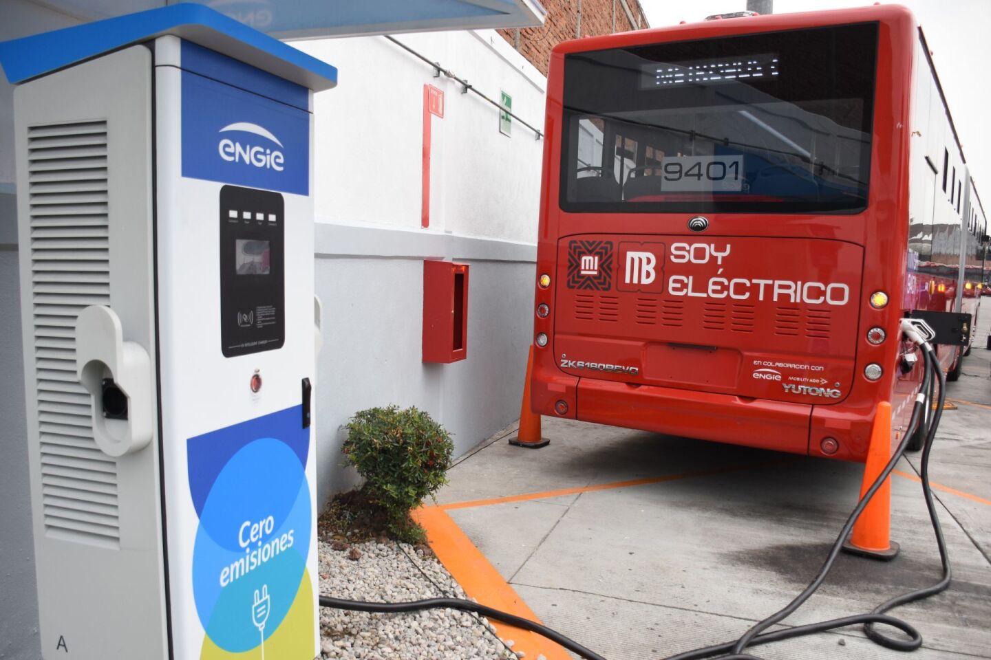 El nuevo Metrobús carga mediante energía eléctrica.