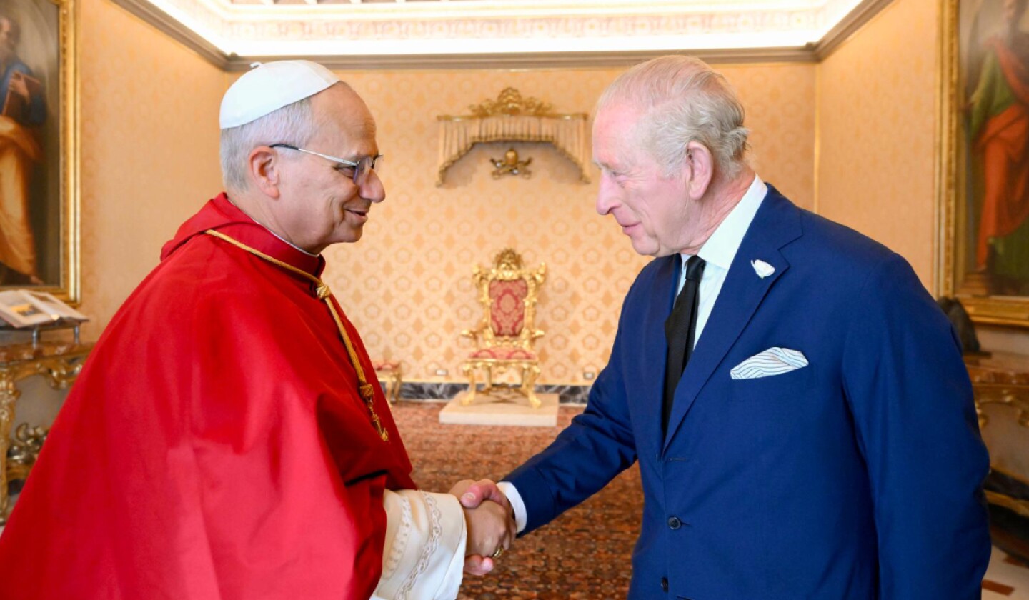 rey carlos iii y papa leon xiv rezando en el vaticano.jpg