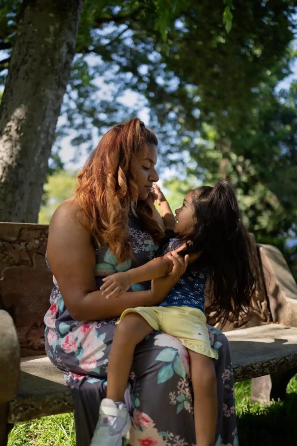 samantha-casiano-con-su-hija-de-dos-anos-853x1280